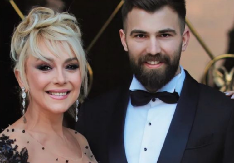 “Ikona e prezervativit”, prezantuesi ngatërrohet gjatë spektaklit live