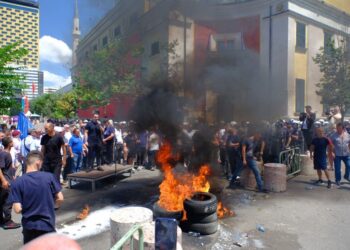 Përplasje mes protestuesve dhe policisë para Bashkisë, i vihet flaka gomave (VIDEO)