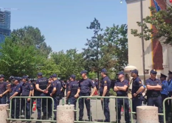 VIDEO/ Nis me molotov protesta e 13-të kundër Erion Veliajt, bashkia nuk rrethohet me gardh metalik