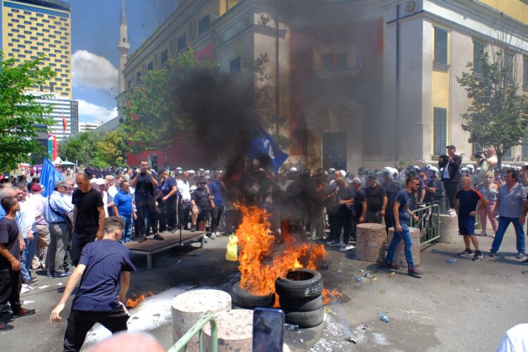 Incident në protestën e opozitës, zyrtari i PD-së përfshihet nga flakët