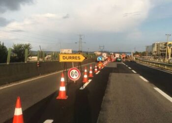 Punime në një pjesë të autostradës Tiranë-Durrës, policia apel shoferëve