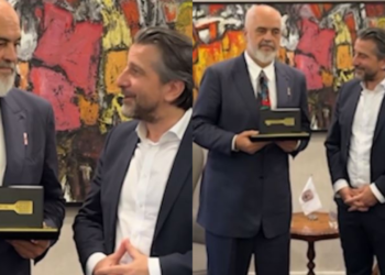 Rama merr “Çelësin e Qytetit” në Prishtinë: Tani mund të vij edhe pa leje