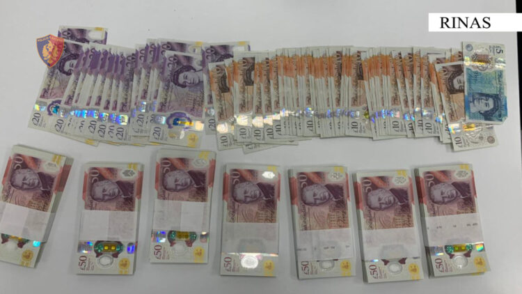 Tentoi të fuste në Rinas 36 mijë paund të padeklaruara, procedohet 47-vjeçarja