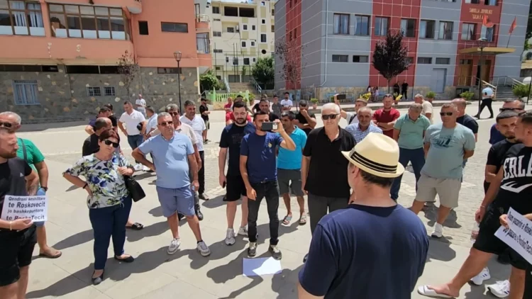 “Vdekje e garantuar”, banorët e Roskovecit sërish në protestë kundër ndërtimit të termocentralit