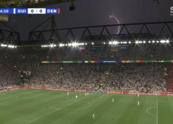 E pazakontë! Ndërpritet ndeshja Gjermani-Danimarkë, arbitri trembet nga rrufetë (Video)