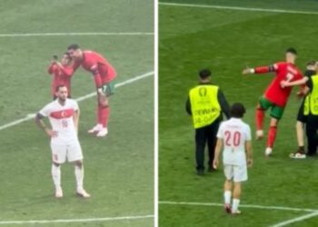 Dy persona futen në fushë të bëjnë foto me Ronaldon, ndërpritet dy herë ndeshja