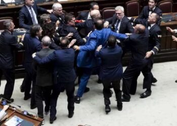 Plas sherri me grushte mes deputetëve në Parlamentin e Italisë
