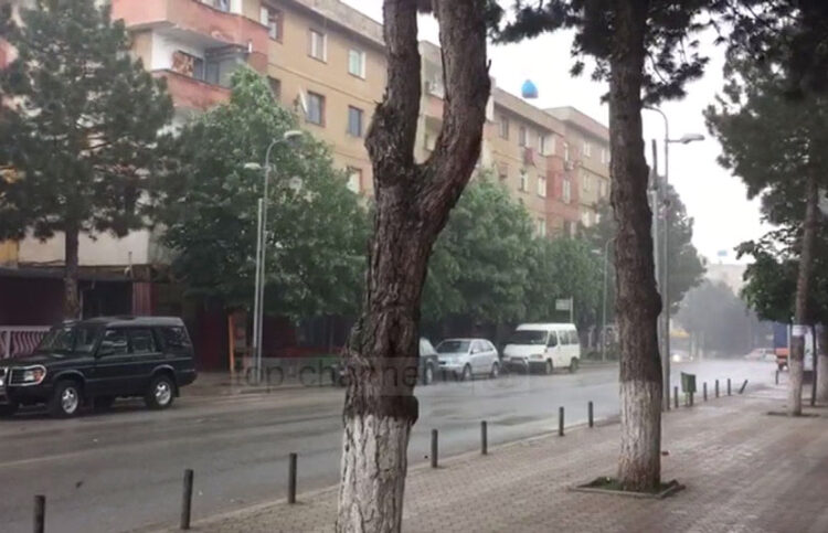 Shi dhe breshër në Kukës, përmbyten disa rrugë në qytet