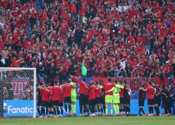 (VIDEO) Dusseldofi “vishet” kuqezi, tifozët e Shqipërisë marshojnë drejt stadiumit