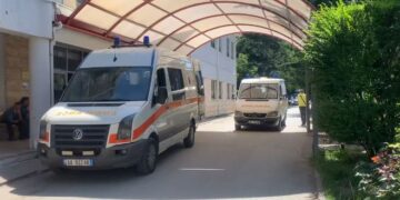 Pësoi djegie pasi banesa mori flakë, ndërron jetë në spital i moshuari