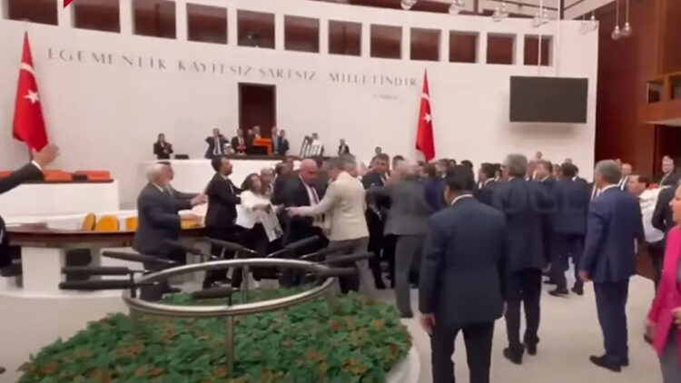 Dhunë në parlamentin turk, deputetët përplasen me njëri-tjetrin për shkak të arrestimit të një kryebashkiaku/ VIDEO