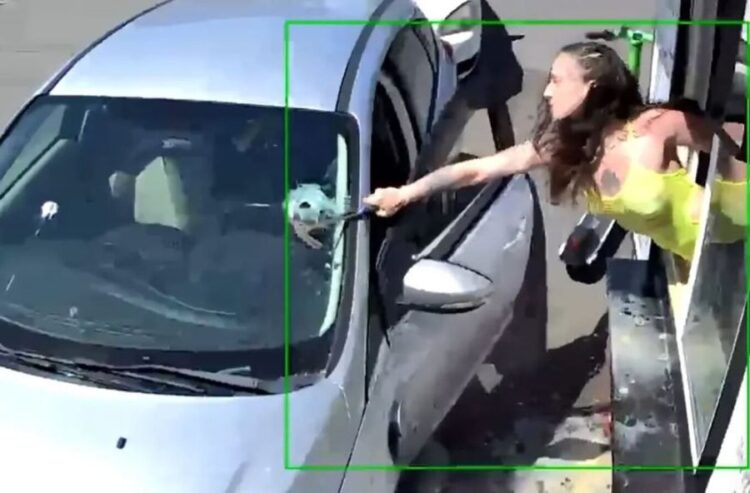 E pazakontë/ Klienti i hodhi kafen, punonjësja i thyen xhamin e makinës