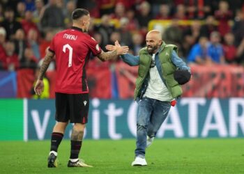 Zbulohet identiteti, kush është tifozi shqiptar që hyri në fushë në ndeshjen ndaj Italisë