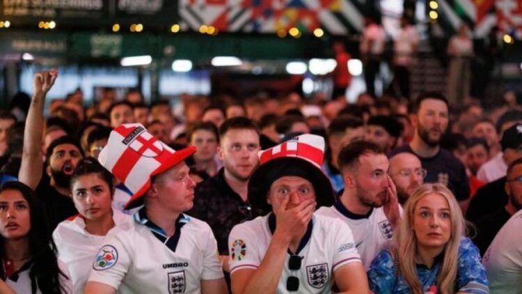 Ndodh dhe kjo! Tifozin e zë gjumi gjatë ndeshjes, kur u zgjua stadiumin ishte bosh