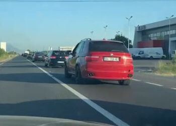 Trafik i rënduar në Milot – Lezhë. Fluks pushuesish nga Kosova drejt Shëngjinit