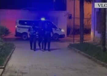 Qëlloi me armë duke rrezikuar banorët, arrestohet  27-vjeçari në Vlorë