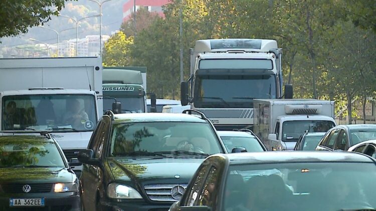 Nga sot ndalohet qarkullimi mjeteve të tonazhit të rëndë në zonat bregdetare! Policia bllokon 4 trejlera