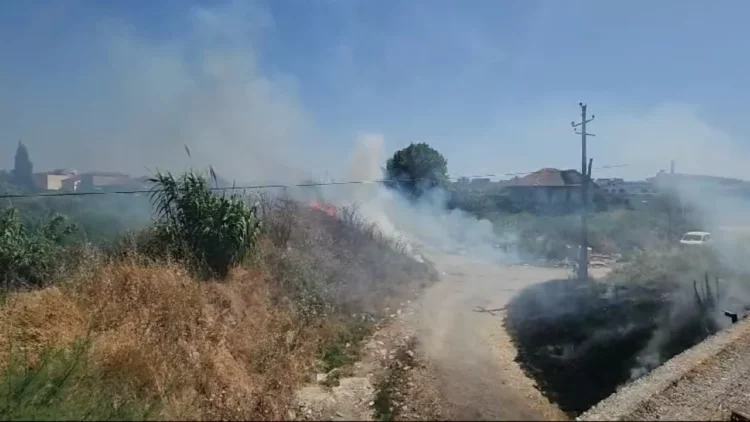 Shpërthen një vatër e madhe zjarri në Fier, rrezikohen banesa dhe biznese