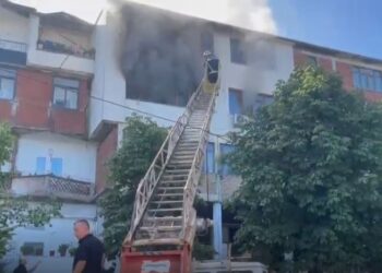 Shpërthen bombola e gazit, flakët përfshijnë dy banesa në Kukës