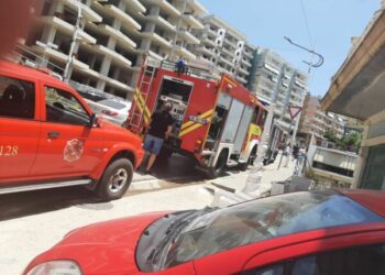 Zjarr pranë pallateve në ndërtim, shkrumbohet një barakë në Sarandë