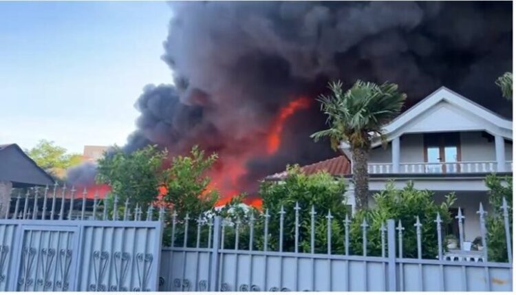 Policia e Shkodrës zbulon autorët: Zjarrin e madh te tregu i rrobave e ndezën…