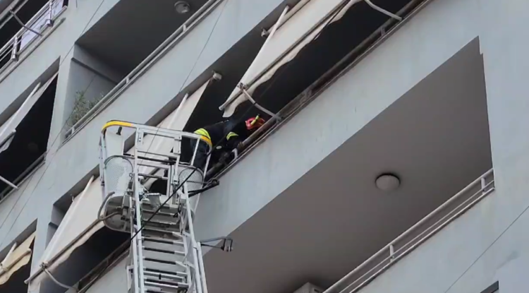 Mbeti e bllokuar në banesë, zjarrfikësit shpëtojnë të moshuarën në Fier