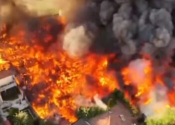 Pamje apokaliptike nga zjarri në Shkodër, ndërhyrje nga ajri përmes helikopterit/ VIDEO