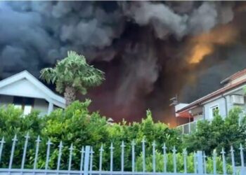 Zjarri në tregun e rrobave, reagon policia: Evakuohen njerëzit, banesat rrezikohen nga flakët