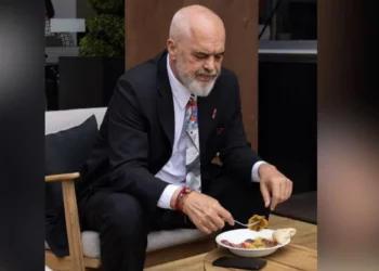 Rama i fton britanikët në Shqipëri duke “refuzuar” ushqimin anglez