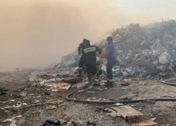 Rindizet zjarri tek fusha e mbetjeve, Vlora mbulohet nga tymi i plehrave/ Ankohen banorët: Po sëmuremi…