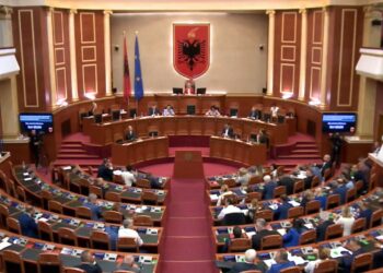 Deputetët vetëm shtypin butonin: PS kalon 24 projektligje, opozitës i rrjedhin votat