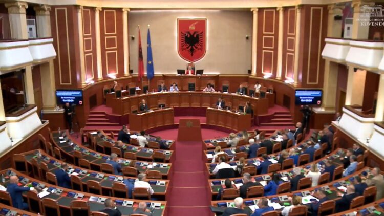Deputetët vetëm shtypin butonin: PS kalon 24 projektligje, opozitës i rrjedhin votat