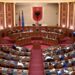 Deputetët vetëm shtypin butonin: PS kalon 24 projektligje, opozitës i rrjedhin votat