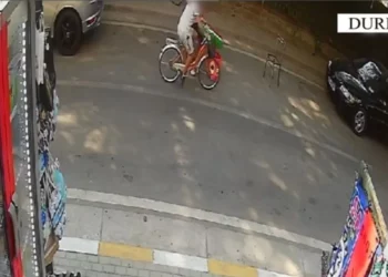 (VIDEO) U rrëmbeu varësen dy pushuesve në plazhin e Durrësit, kapet “skifteri” (EMRI)