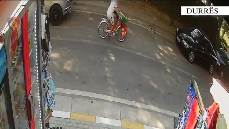 (VIDEO) U rrëmbeu varësen dy pushuesve në plazhin e Durrësit, kapet “skifteri” (EMRI)