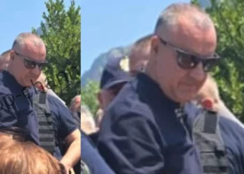 (VIDEO) E shoqëron RENEA, Dritan Dajti lejohet të marrë pjesë në ceremoninë mortore të nënës