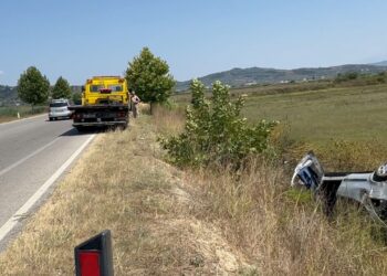 Plagoset shoferi dhe pasagjerja nga përmbysja e makinës në kanal në Levan-Tepelenë