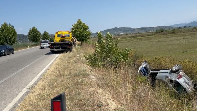 Plagoset shoferi dhe pasagjerja nga përmbysja e makinës në kanal në Levan-Tepelenë