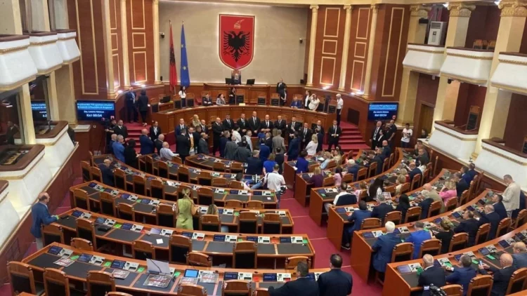 Votimi i ministrave/ Ori Nebiaj shtyp butonin edhe për Bardhin, Bashën dhe Tabakun