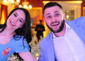 Thumbon Besin, por feston me nënën e tij! Xhensila poston foton surprizë nga ditëlindja e vajzës