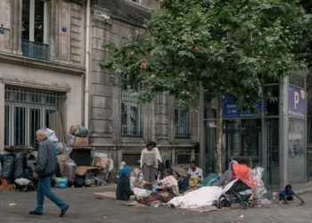 Franca transporton emigrantë të pastrehë jashtë Parisit përpara Lojërave Olimpike