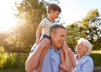 Gjyshërit do të paguhen për t’u kujdesur për nipërit apo mbesat e tyre