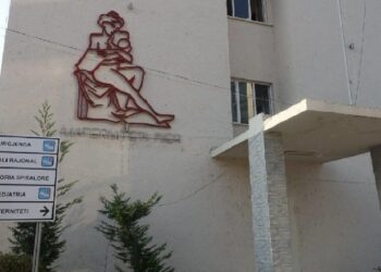 Nga Fieri për të lindur në Tiranë/ Gratë braktisin maternitetin: 2 tualete në gjithë katin