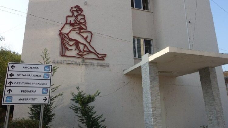 Nga Fieri për të lindur në Tiranë/ Gratë braktisin maternitetin: 2 tualete në gjithë katin