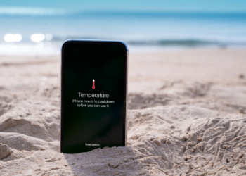 Nga mbinxehja te uji dhe rëra, si ta mbroni telefonin tuaj në plazh