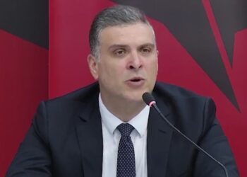 Incidenti në këshillin bashkiak/ Tedi Blushi shoqërohet në polici, pas kallëzimit të Halit Valterit