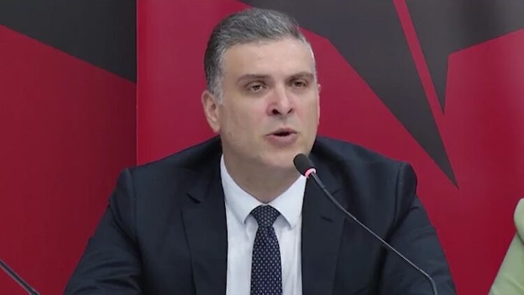 Incidenti në këshillin bashkiak/ Tedi Blushi shoqërohet në polici, pas kallëzimit të Halit Valterit