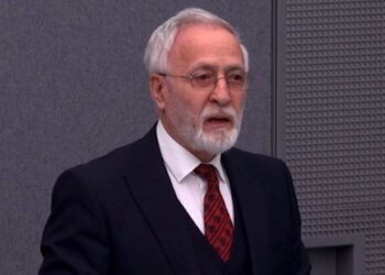 Jakup Krasniqit iu ndalua mbajtja e kravatës kuqezi në Hagë, reagon e bija e tij