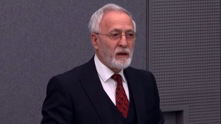 Jakup Krasniqit iu ndalua mbajtja e kravatës kuqezi në Hagë, reagon e bija e tij