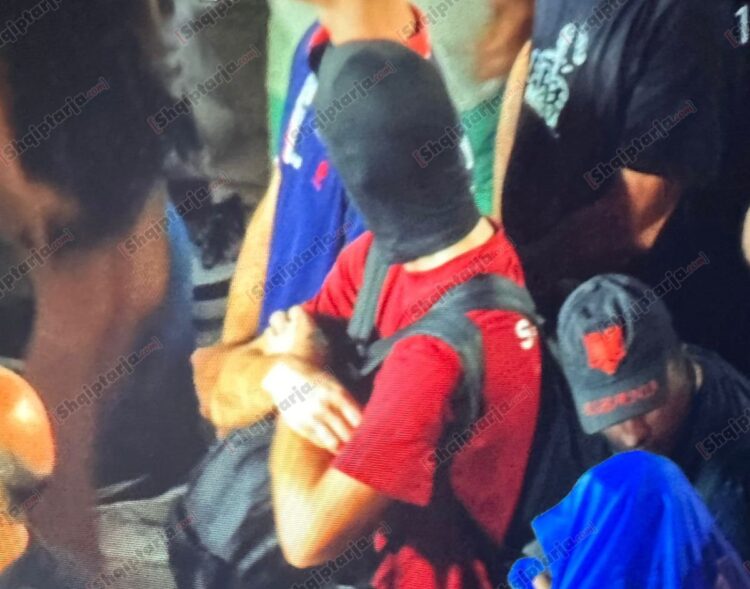 Me maska, kapele dhe çanta të zeza, dyshohet se janë personat që hodhën molotov